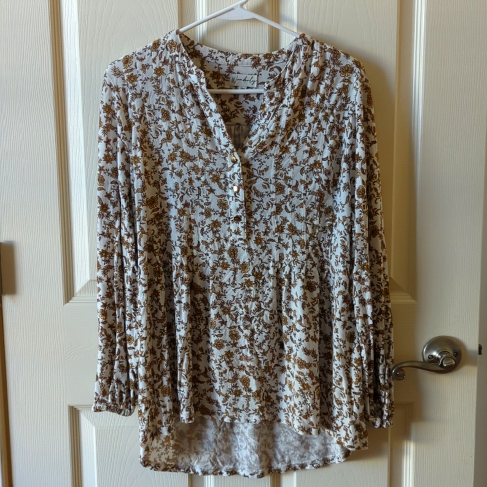 Very soft, comfy brown and white flowered top size PM.